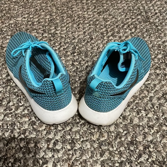 Turquoise Nike running shoes - Picture 3 of 5